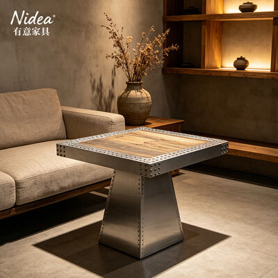 Table d'accents carrés industriels Rustique Table basse en bois avec bord en aluminium et base pyramidale